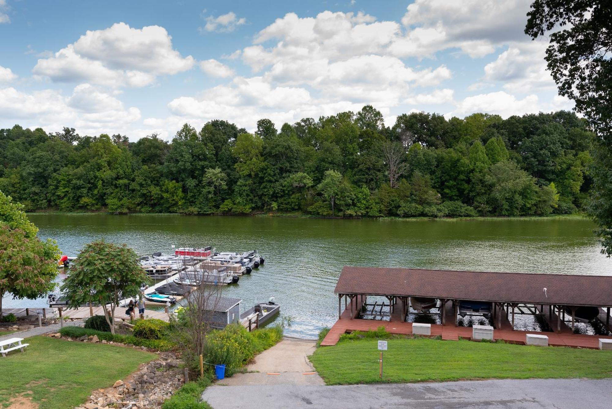 Boardwalk Hotel On Lake Anna By Kasa Mineral Eksteriør bilde